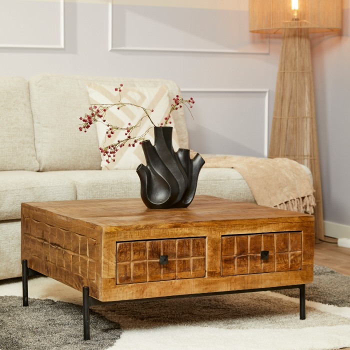 Mangohouten salontafel Brandy met handgesneden blokjesfront in de woonkamer