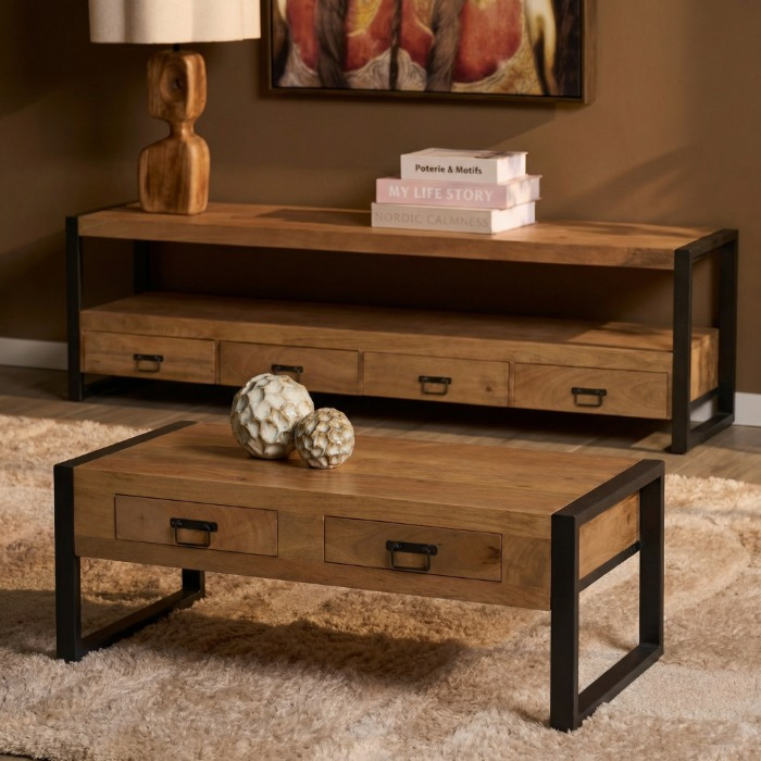 Salontafel Britt mangohout 120 cm met zwart metalen frame in de woonkamer