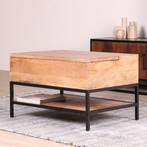 In hoogte verstelbare salontafel van mangohout.