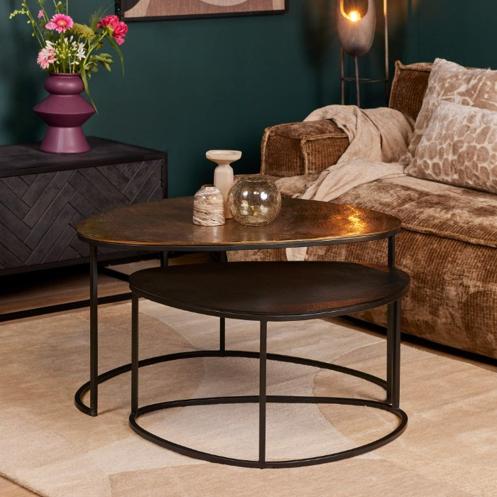 Set van twee ronde Jarrel salontafels met goud en zwart blad op zwart metalen onderstel