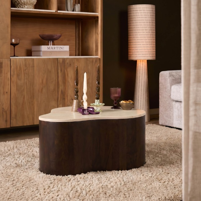 Salontafel Lovi organisch bruin 77 cm gestyled in de woonkamer