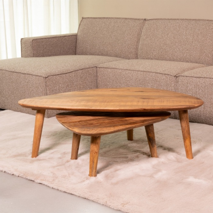 Salontafel Gerard in mangohout naturel in een woonkamer
