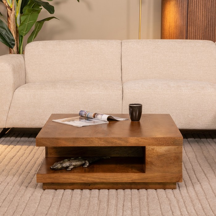 Salontafel Silke in mangohout naturel in een woonkamer