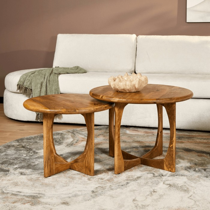 Salontafel Milou in naturel mangohout naast een crèmekleurige bank