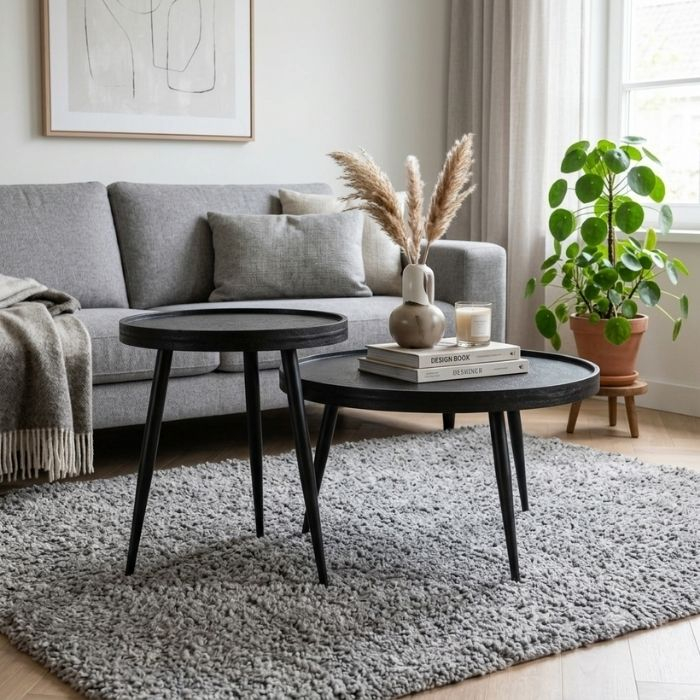 Ronde salontafeltjes in de kleur zwart mangohout. 
