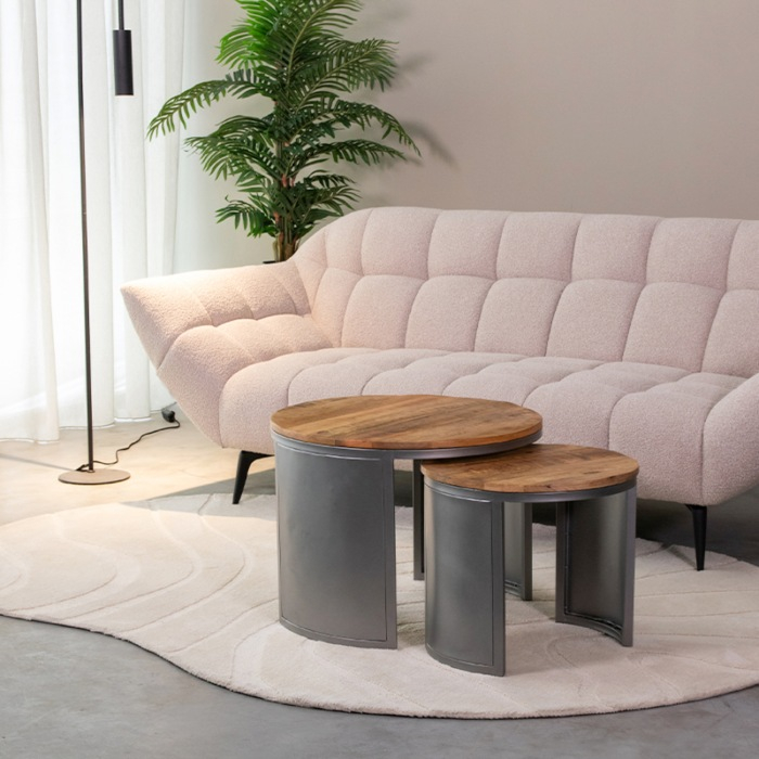 Salontafel set van 2 Sam in grof mangohout bruin in een woonkamer