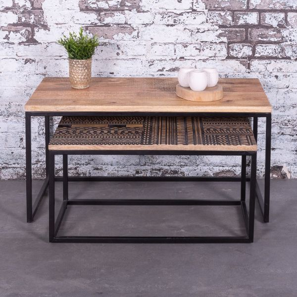 Salontafel set van twee gemaakt van mangohout in combinatie met zwart staal.