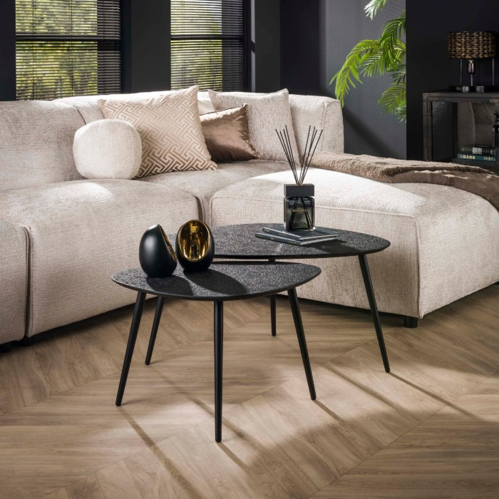 Salontafel zwart driehoekig Iben set van 2 - sfeerfoto 1