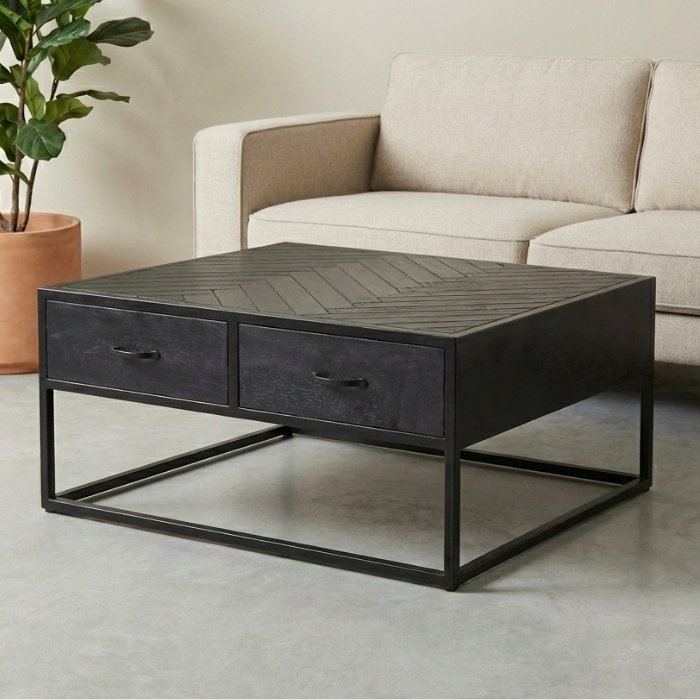 Vierkante salontafel van zwart mangohout.