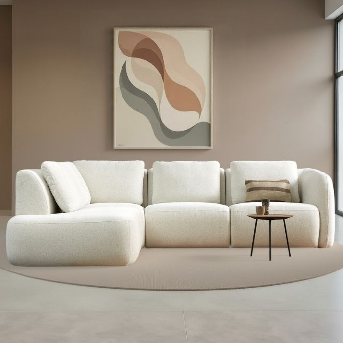 Sfeerafbeelding Hoekbank Cloud met ottoman links. 