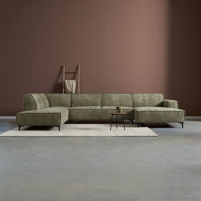 Sfeerafbeelding met chaise longue rechts en ottoman links. 