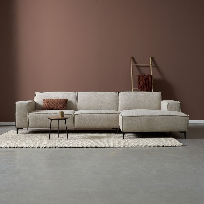 Sfeerafbeelding van de hoekbank River in beige met chaise longue rechts. 