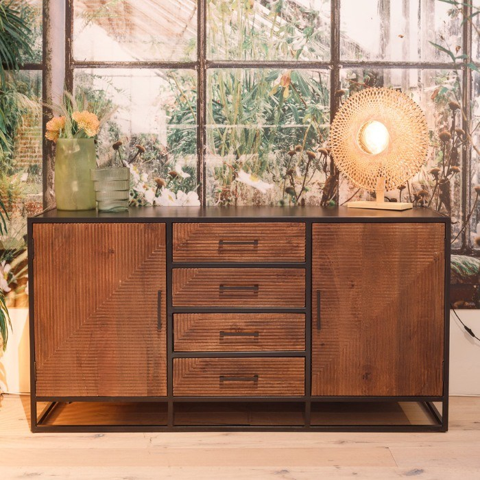 Sfeerbeeld dressoir bruin van mangohout. 