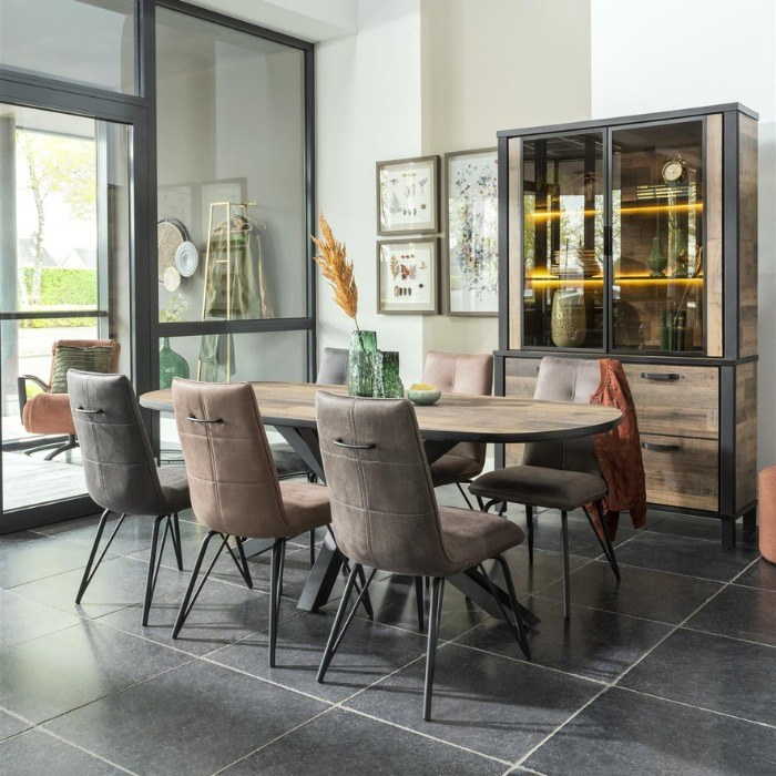 Sfeerbeeld van de stoelen bella aan een tafel in een woonkamer omgeving. 