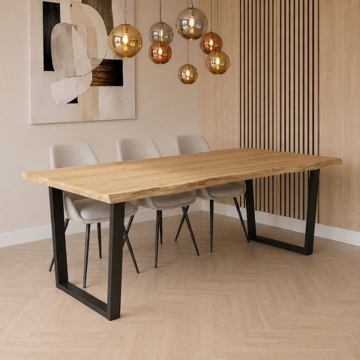 Sfeerafbeelding van de eikenhout boomstamtafel van 200 cm. 