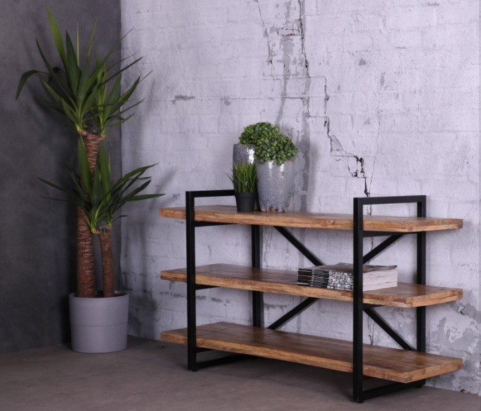 Sidetable van mangohout met drie planken.