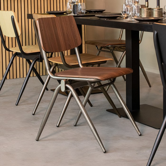 Stapelbare stoel Sven in donkerbruin houtlook met grijs frame aan de eettafel