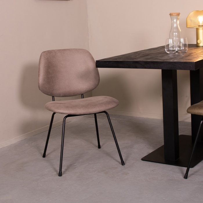 Stoffen eetkamerstoel Bram in taupe micro-suède aan de eettafel