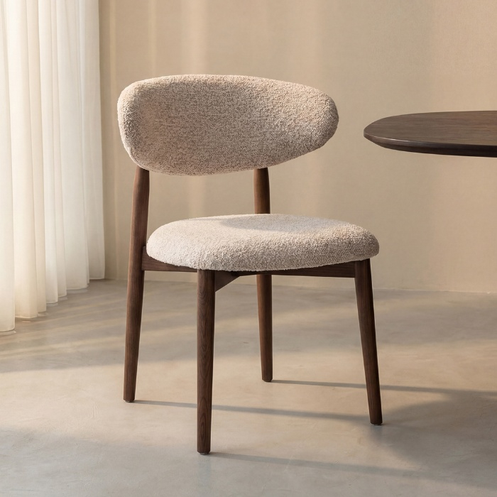 Stoffen eetkamerstoel Koen in beige met walnoot houten poten aan de eettafel