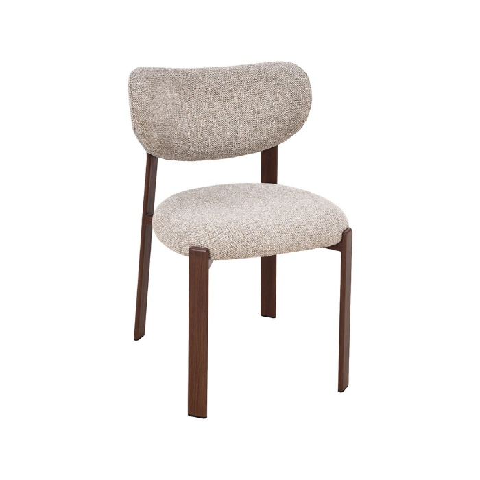 Stoffen eetkamerstoel Mats in beige met walnoot poten, schuin van voren
