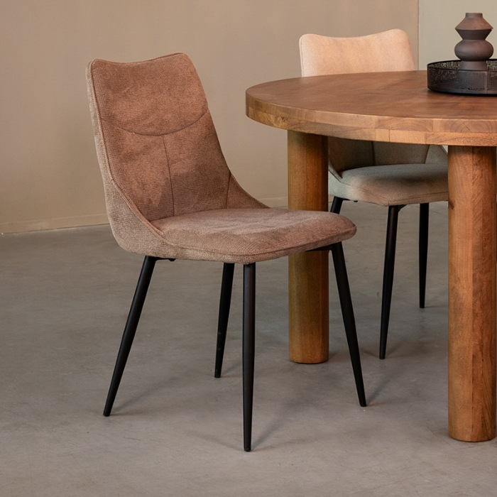 Stoffen eetkamerstoel Remco in taupe met T-stiksel aan de eettafel