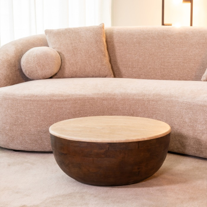 Salontafel Diederik 70 cm in travertin en donkerbruin hout in een woonkamer