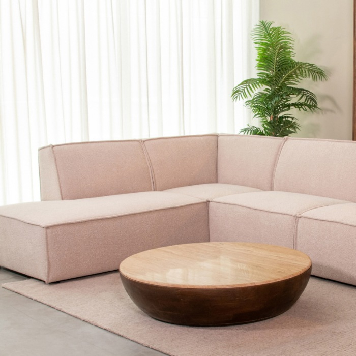 Salontafel Diederik 90 cm in travertin en donkerbruin hout in een woonkamer