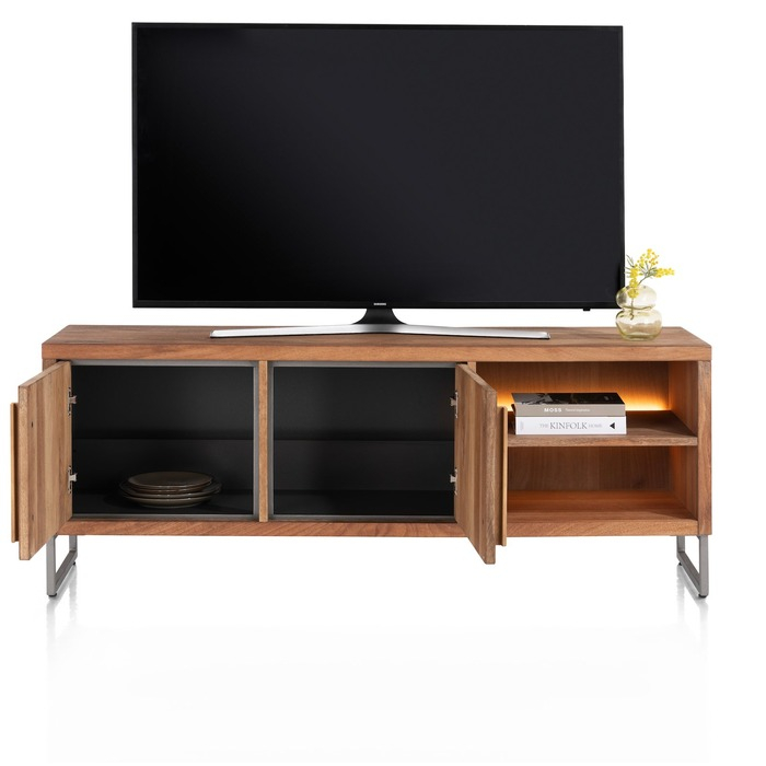 Tv meubel Everest 160 cm mangohout met geopende deuren, zicht op de donkere binnenkant met legplank, op grafiet sledepoten