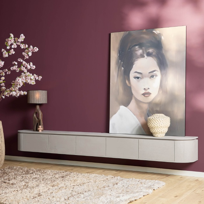 Zwevend tv-meubel Excellent taupe mangohout 280 cm in sfeervolle woonkamer