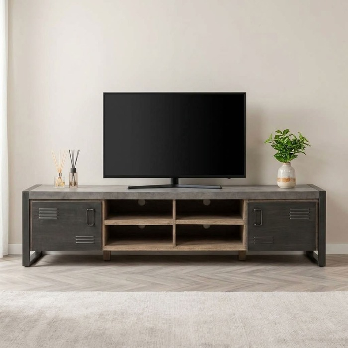 Tv meubel industrieel 220 cm in een woonkamer met televisie en plant