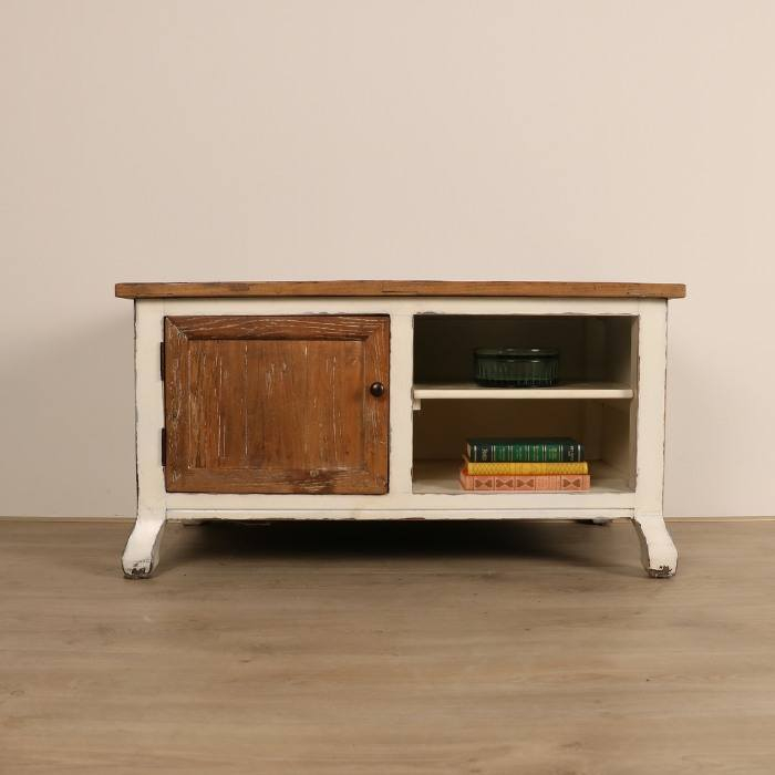 Tv-meubel in de kleur off white, twee open vakken en een deurtje. 