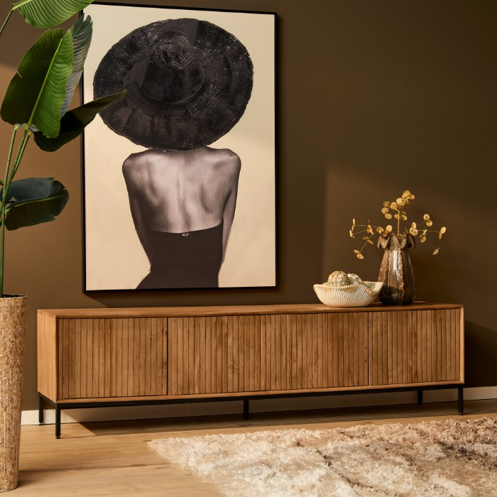 Tv-meubel Madison naturel mangohout 210 cm in sfeervolle woonkamer