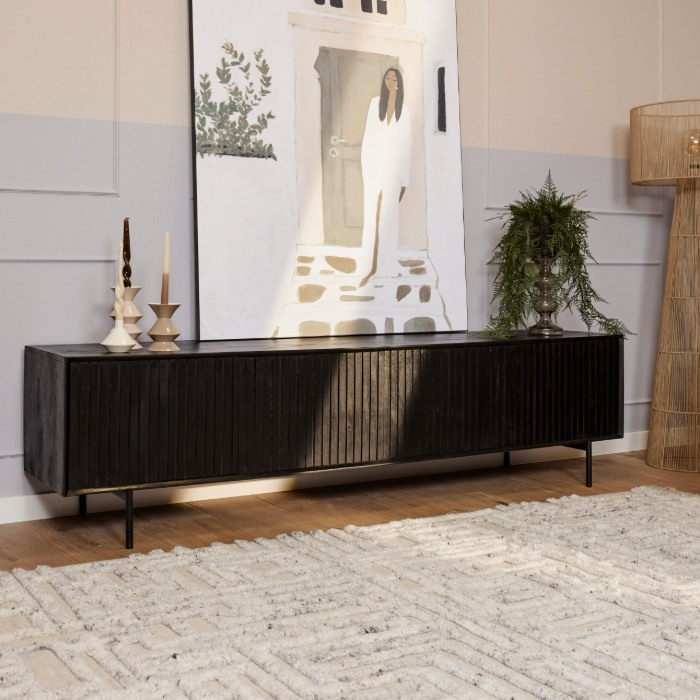 Zwart mangohouten tv-meubel Madison 210 cm met ribbelfront in lichte woonkamer