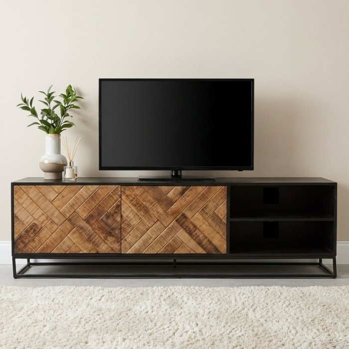 Tv meubel met visgraat patroon op de deuren 180 cm breed.