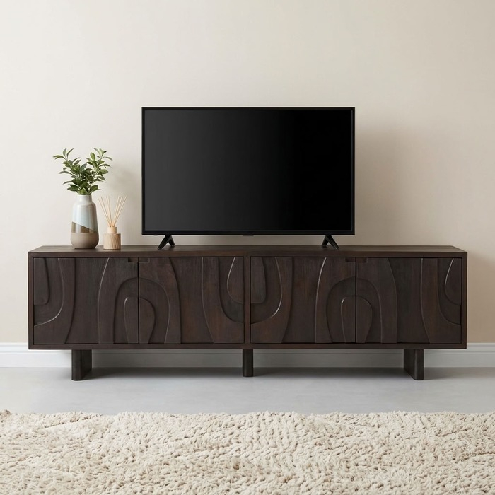 Tv meubel walnoot 210 cm in een woonkamer met televisie en vaas
