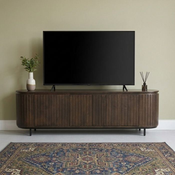 Tv-meubel walnoot met ronde hoeken van 170 cm in een woonkamer met televisie, vaas met plant en wierookstokjes, op een gekleurd vloerkleed