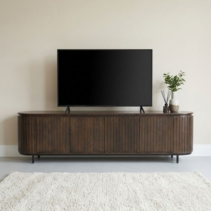 Tv-meubel van walnoot met ronde hoeken, 210 cm met een televisie in een woonkamer