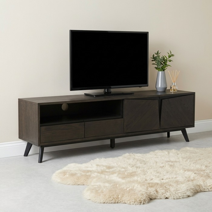 Nora tv-meubel zwart 180 cm breed met televisie en schapenvacht