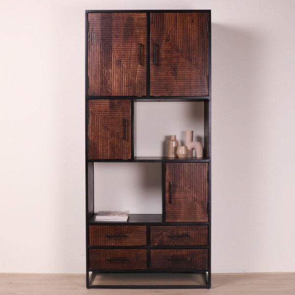 Bruine wandkast met deuren, lades en open vakken.