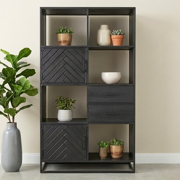 Zwarte visgraat kast van mangohout in combinatie met zwart staal.