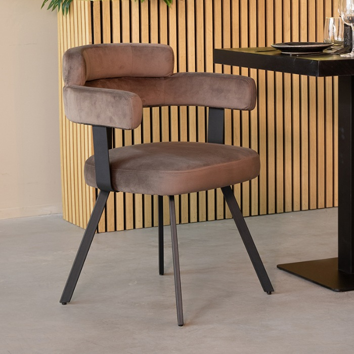 Velvet eetkamerstoel Bo in taupe met armleuning aan de eettafel