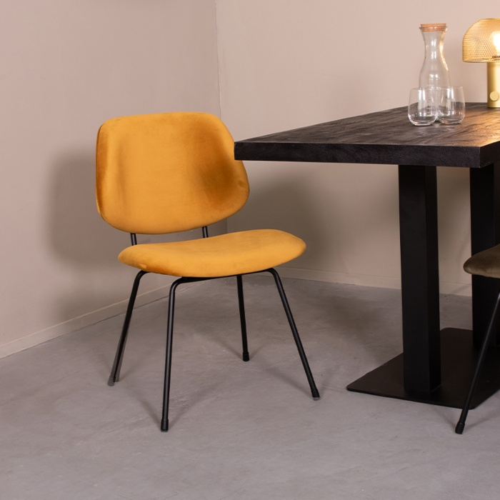 Velvet eetkamerstoel Bram in okergeel aan de eettafel