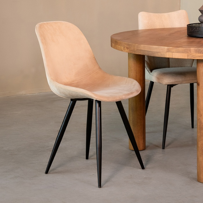 Velvet eetkamerstoel Chiel in beige met kuip aan de eettafel