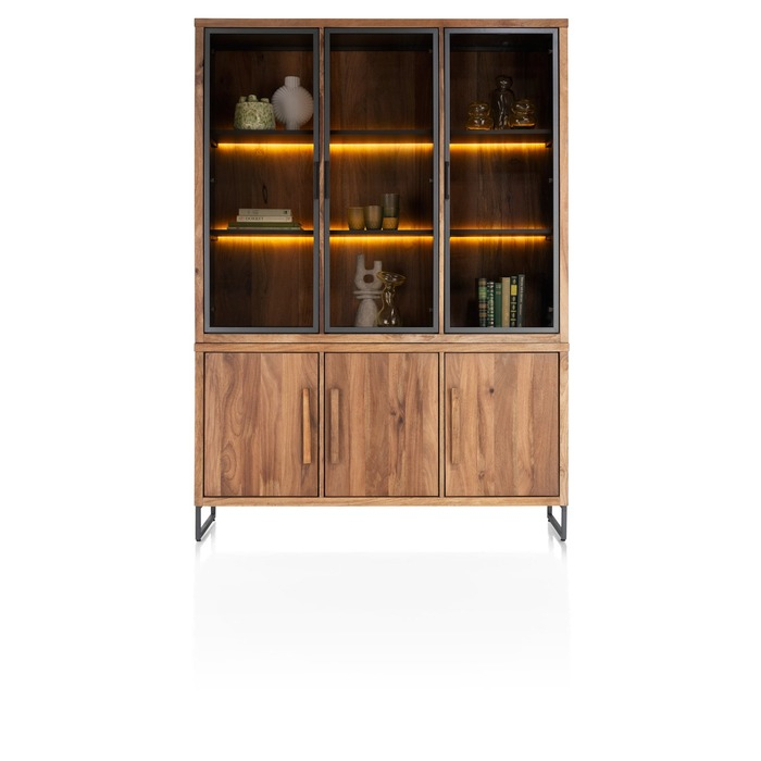 Vitrinekast Everest 150 cm mangohout, vooraanzicht met brandende LED onder de planken, decoratie en grafiet sledepoten