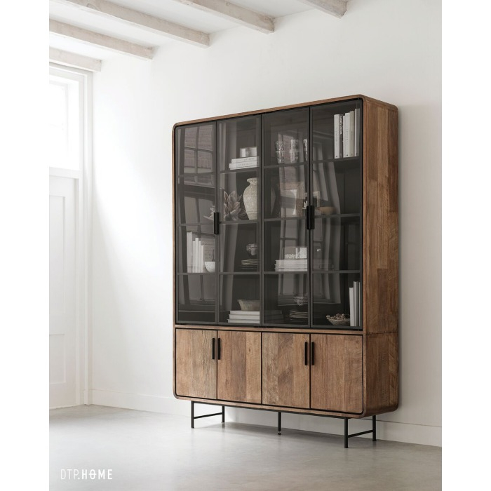 Vitrinekast van teak met glazen deuren.