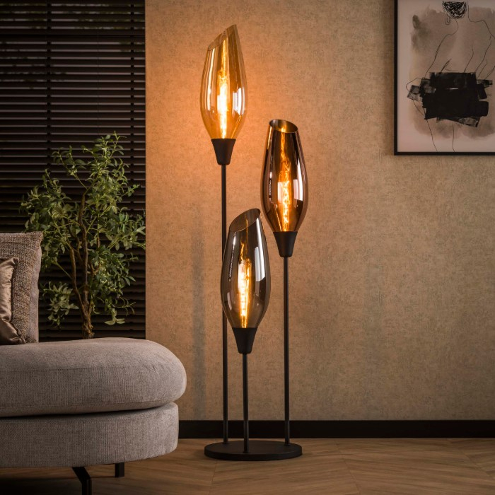 Vloerlamp 3 glazen kappen Tora XL zwart 178 cm - sfeerfoto 1