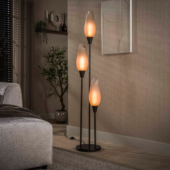Vloerlamp met 3 kappen van bruin matglas Tora - sfeerfoto 1