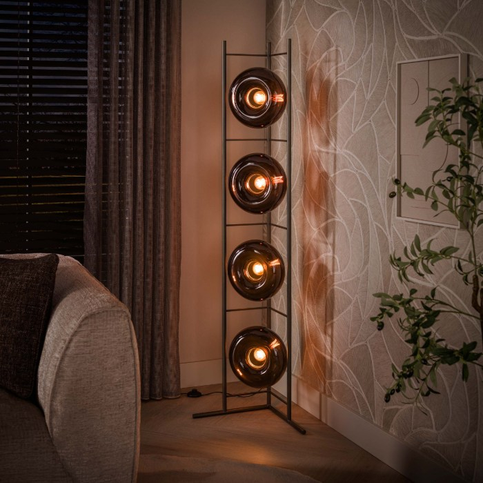 Vloerlamp met 4 bruine glazen bollen Rona - sfeerfoto 1