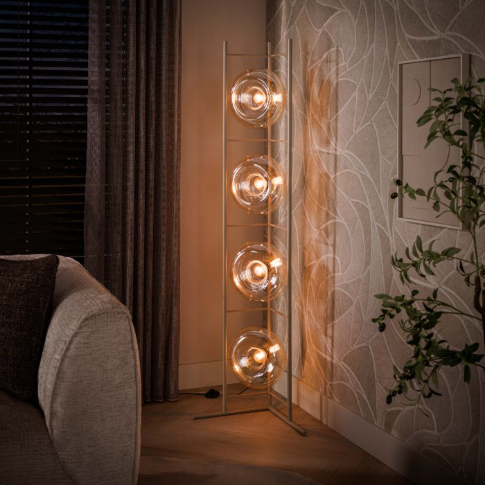 Vloerlamp glazen bollen 4 lichts Rona beige - sfeerfoto 1