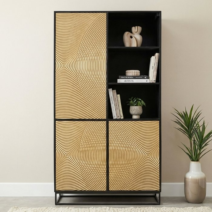 Zwarte kast mangohout met gouden deuren.